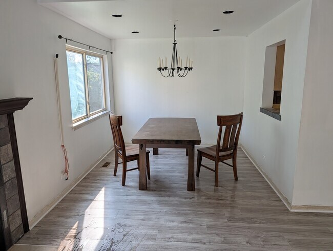 Building Photo - 843 E Princeton Cir