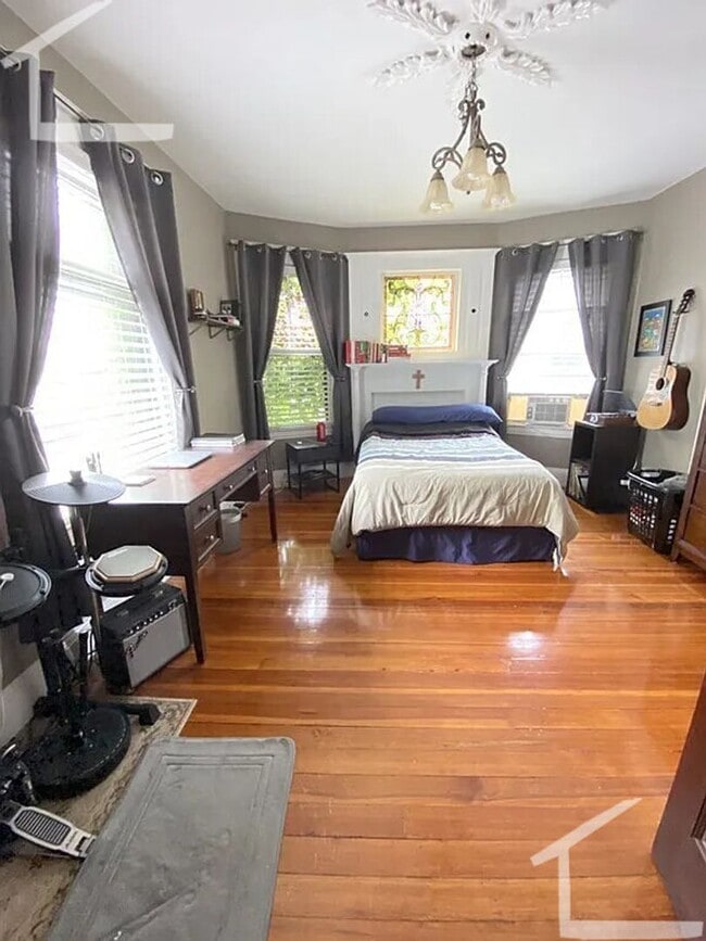 Building Photo - Nicely renovated 3 bed unit with in-unit laundry!