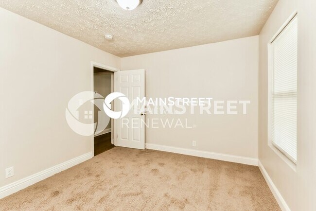 Building Photo - 3 Bedroom Pet-Friendly Home in Louisville, KY with Main Street Renewal