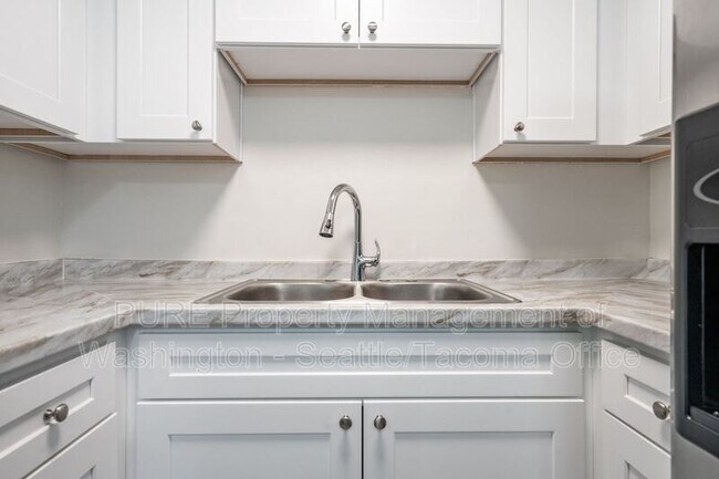 Building Photo - 6417 151st St NW