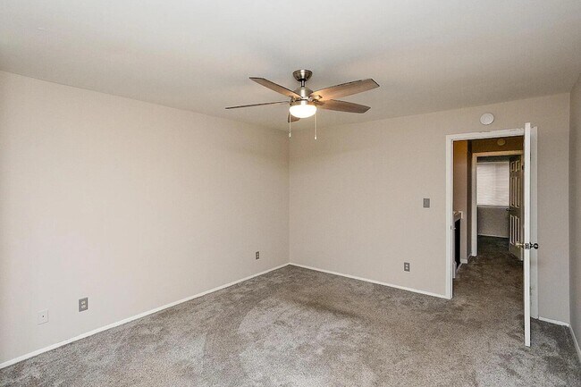 Building Photo - 2138 Dogwood Ln