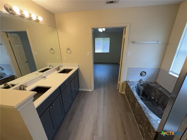 Building Photo - 4303 Fawn Dr