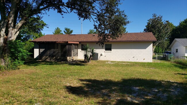 Building Photo - 2 Bed, 2 bath minutes from downtown Mt Dor...