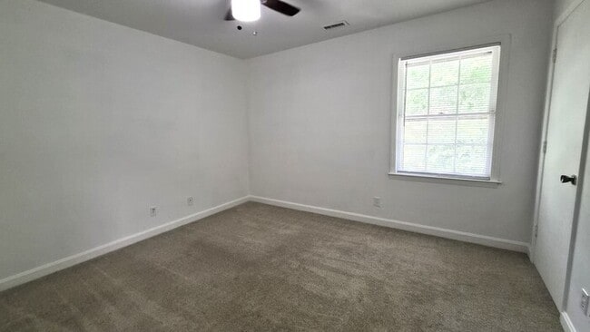 Building Photo - Well Maintained 2 Bedroom Townhouse with Move In Special!