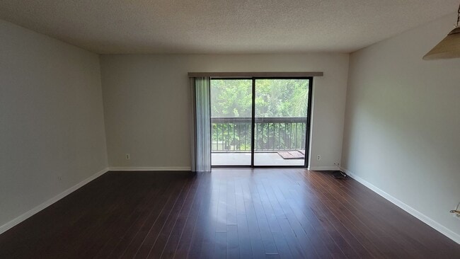 Building Photo - West Palm Beach 1 bedroom 1.5 bath Apartment.