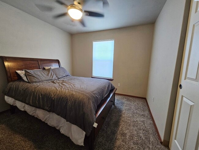 Building Photo - Well Kept Townhouse with Yard Care Included