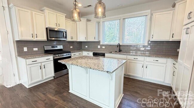Building Photo - 3205 Shamrock Dr