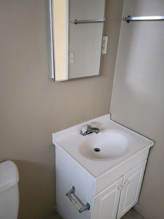 Building Photo - Cozy 1 bed one Bath unit
