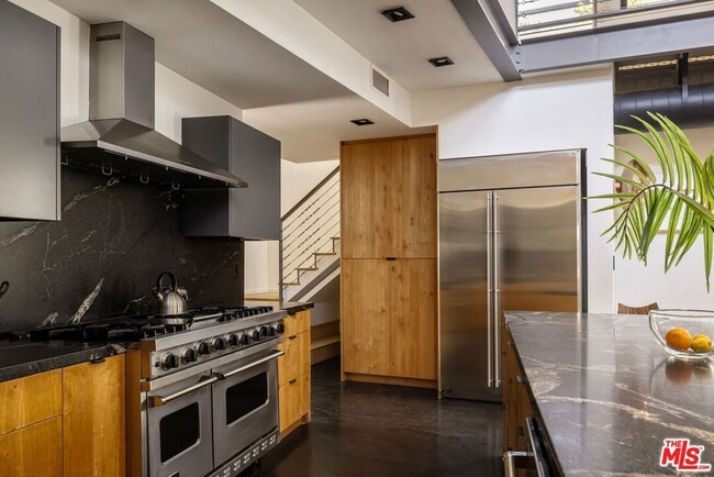 Building Photo - 913 Milwood Ave