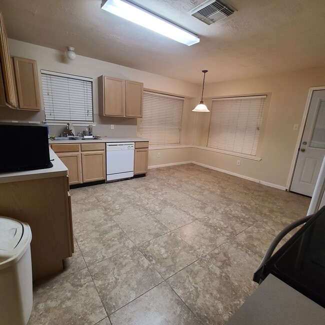 Building Photo - 16786 N Blue Jay Dr