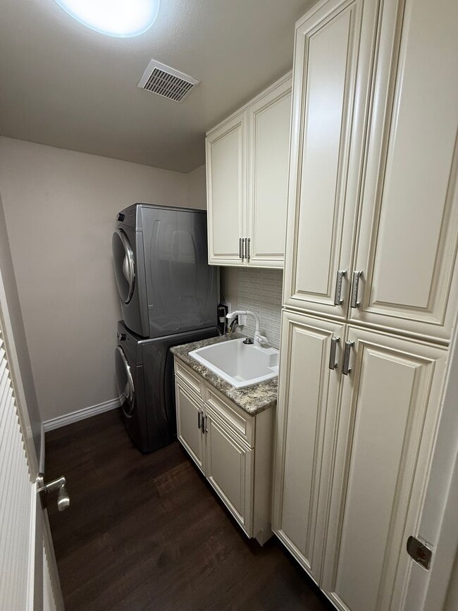 Building Photo - Spacious 3-Bed, 2-Bath End-Unit Townhome w...
