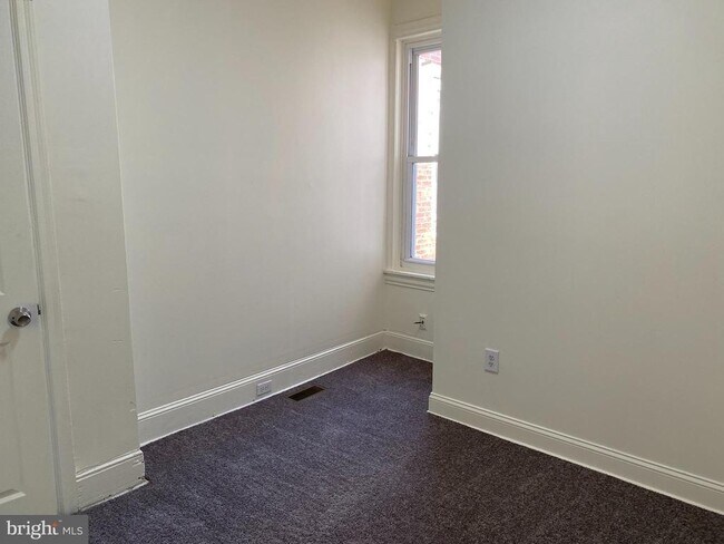 Building Photo - 823 Hutton St