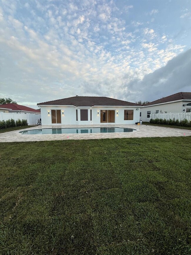Building Photo - 3244 SW 53rd Ct