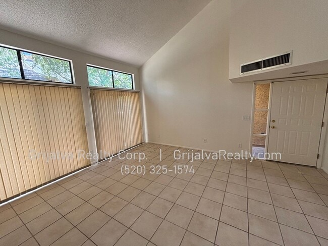 Building Photo - Beautiful Multi-story Townhouse near Tucson Racquet and Swim Club (Prince/Country Club)