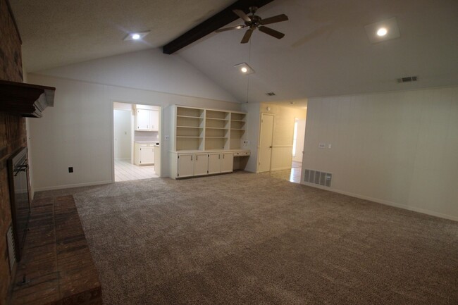 Building Photo - Oversized 4 bedroom 3 bath rental in Tyler...