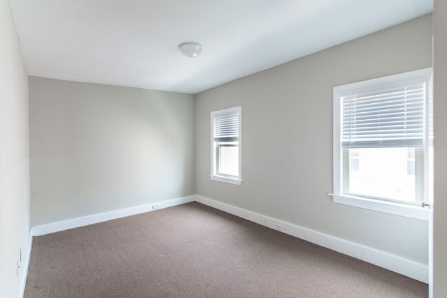 Building Photo - Three Bedroom Home in Graduate Hospital