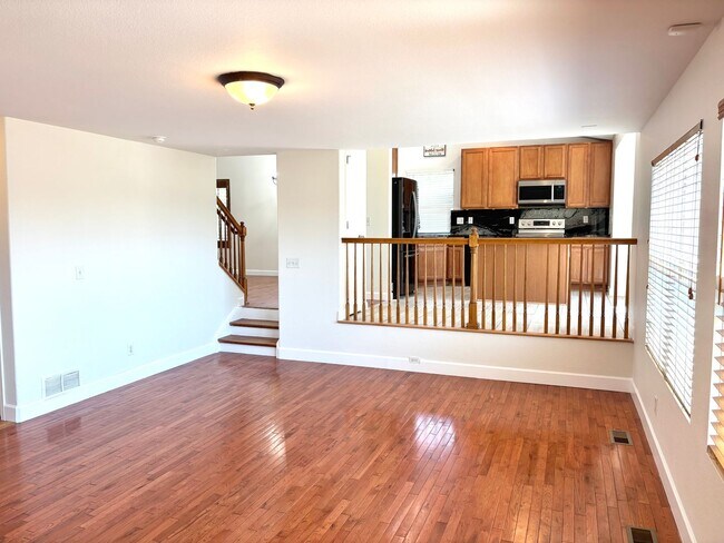 Building Photo - Beautiful 3bd, 3 bath single family home bedroom for rent in Aurora 80016