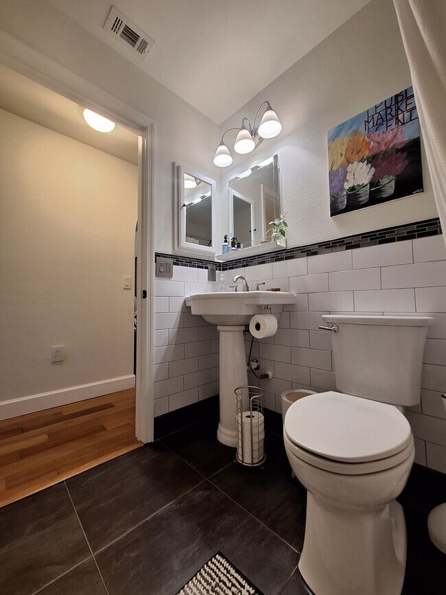 Building Photo - Designer-Remodeled Gem in Ashington Park |...