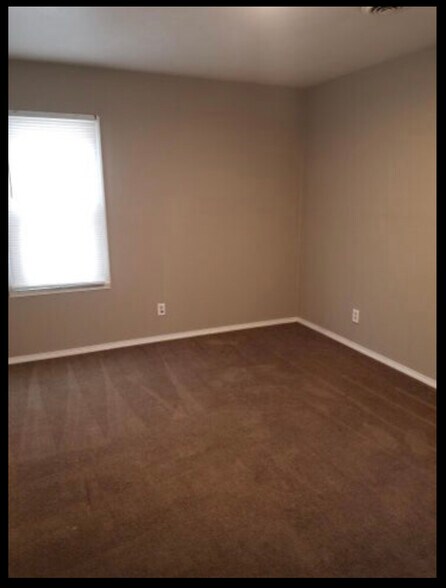 Building Photo - 5801 W Carmen Ave