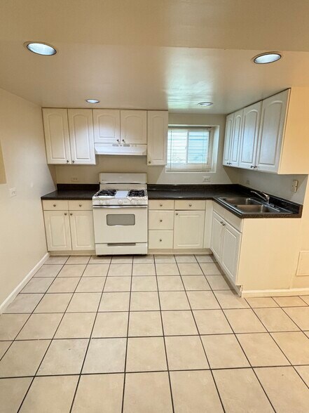 Building Photo - 2554 N Monitor Ave