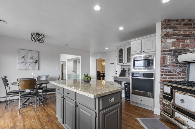 Building Photo - 3400 Southampton Dr