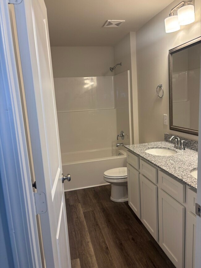 Building Photo - SPacious 3 bedroom 2 1/2 bath home