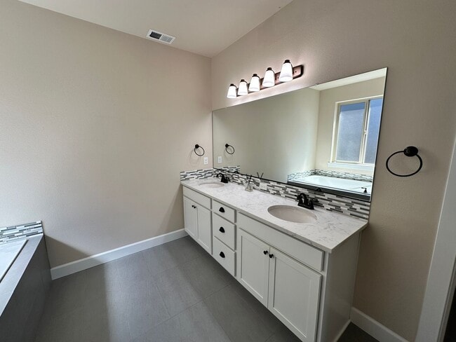 Building Photo - Gorgeous 4 Bedroom 2.5-Bath House in Tigar...