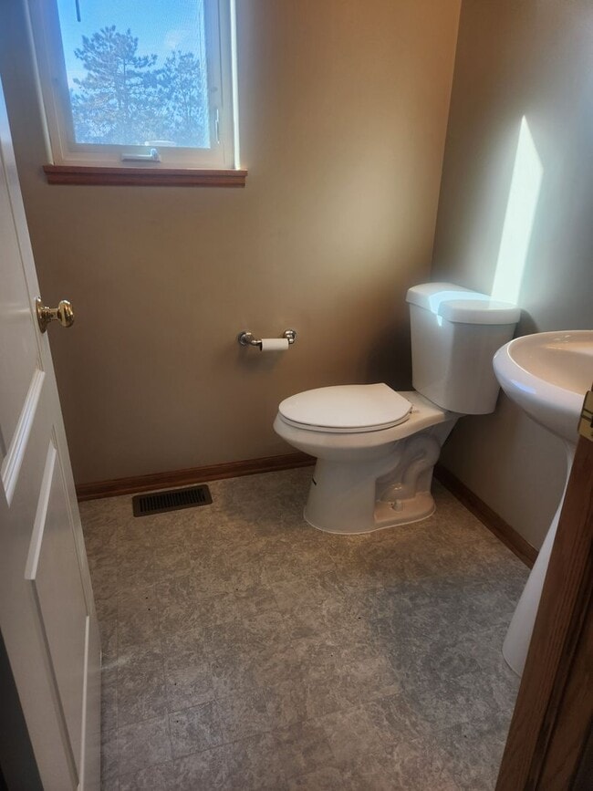 Building Photo - South Lincoln Townhouse with 4 bedrooms, 2 1/2 baths, and 2 stall garage.