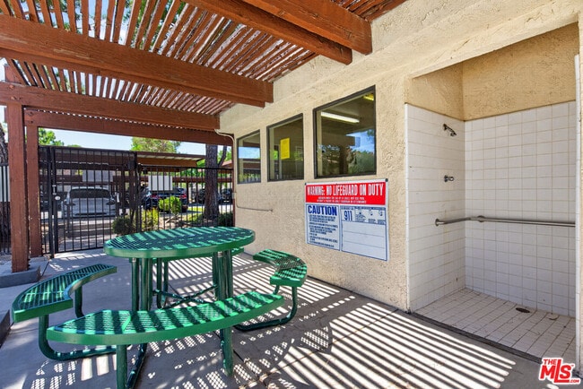 Building Photo - 2554 Olive Dr