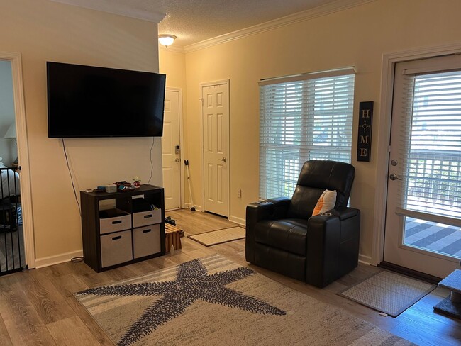 Building Photo - Unfurnished First Floor Condo w/ Garage!