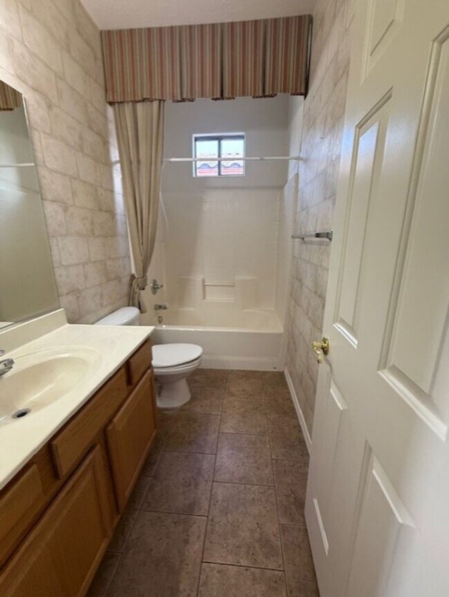 Building Photo - REDUCED!! 3 Bed 2 Bath Available Now!! Con...