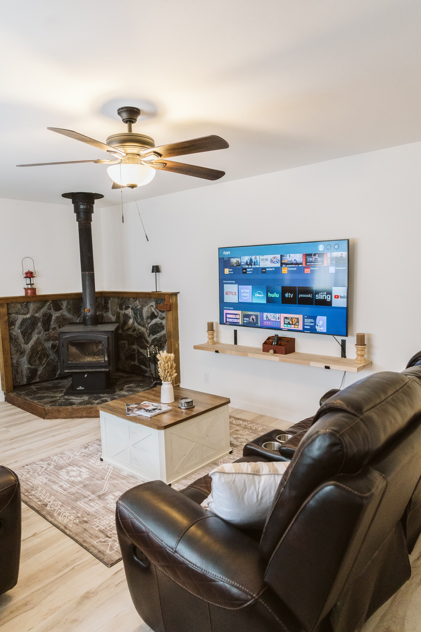 Living room - 37041 Rafie St