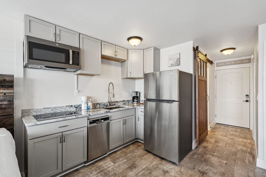 Building Photo - 8817 S Thomas Dr