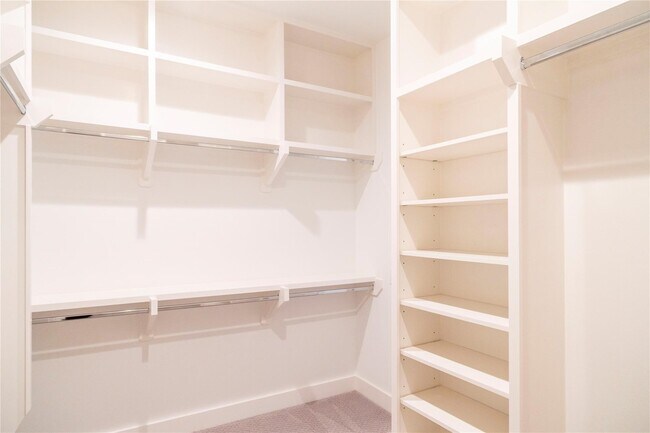 Building Photo - 5869 E Post Oak Ln