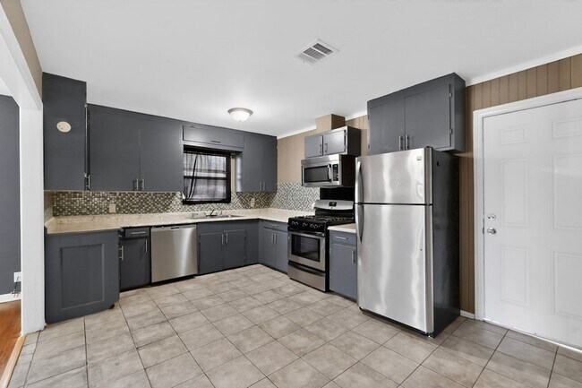 Building Photo - 2104 Hillburn Dr