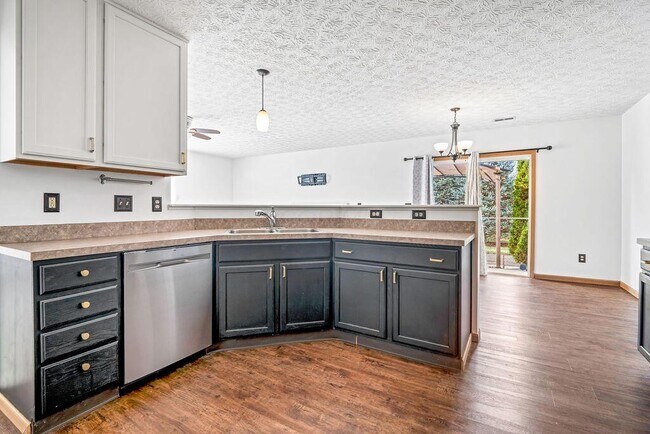 Building Photo - 2147 Shortcreek Rd