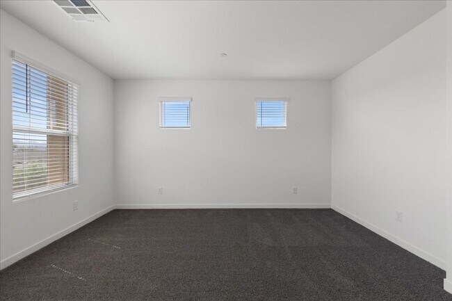 Building Photo - 900 Rosy Starling St