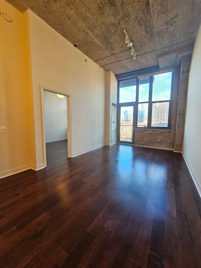 Building Photo - 320 E 21st St