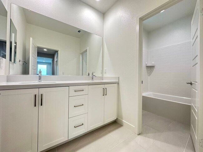 Building Photo - 4 BEDROOM HOME FOR LEASING IN Ontario