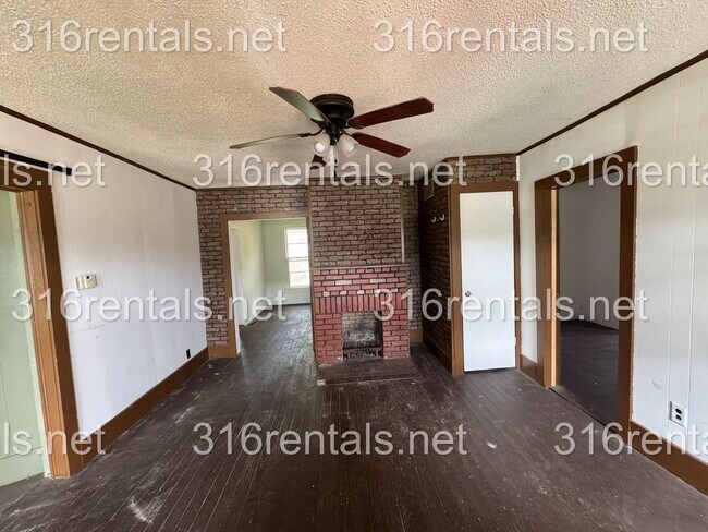 Building Photo - $900- 4 bed 1 bath - Single Family Home