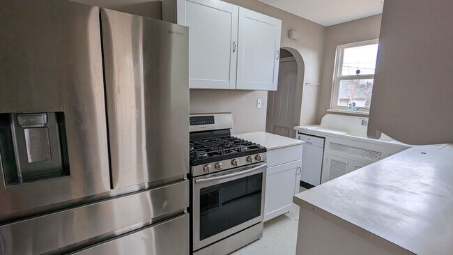 Building Photo - SUPER CUTE 2 or 3 BEDROOM HOME + GARAGE IN QUIET EDGEWATER NEIGHBORHOOD!