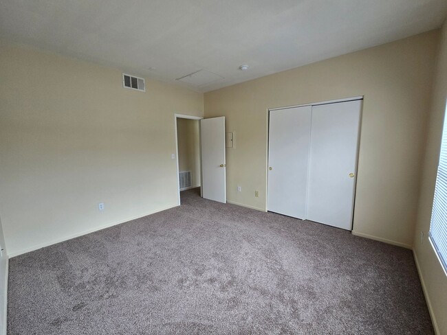 Building Photo - A Charming 3 Bedroom upstairs unit in NW L...