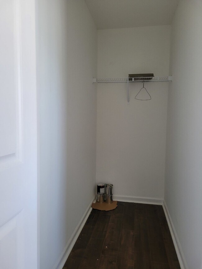 Building Photo - Highly desirable end unit in sought after Cobblestone in Goodlettsville!