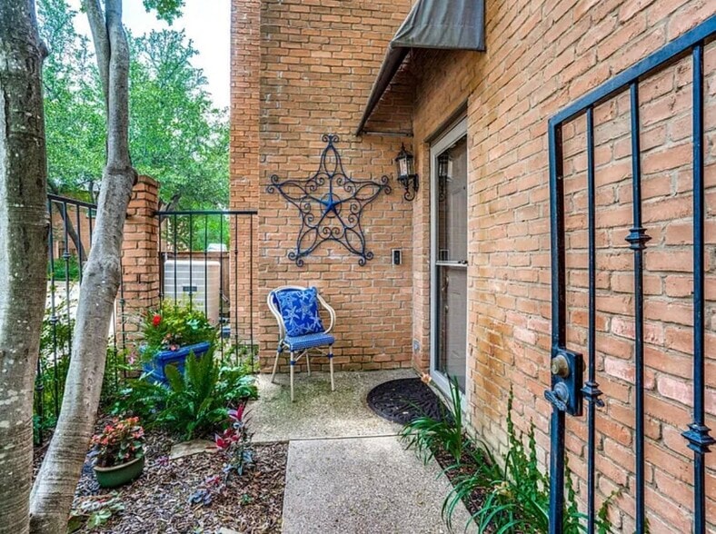 Front Porch - 5734 Remington Park Sq