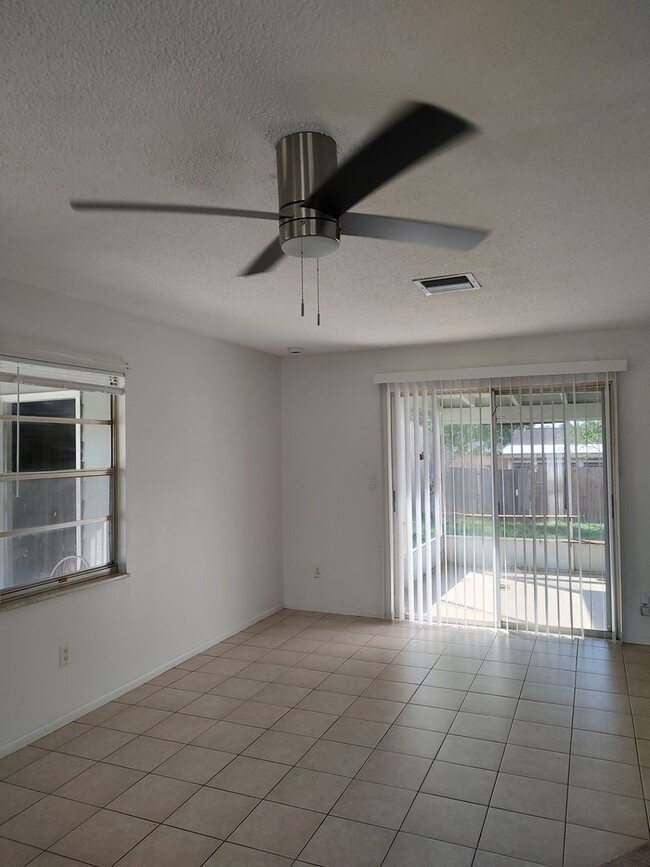 Building Photo - 2 Bedroom, 1 bath, freshly painted, new appliances