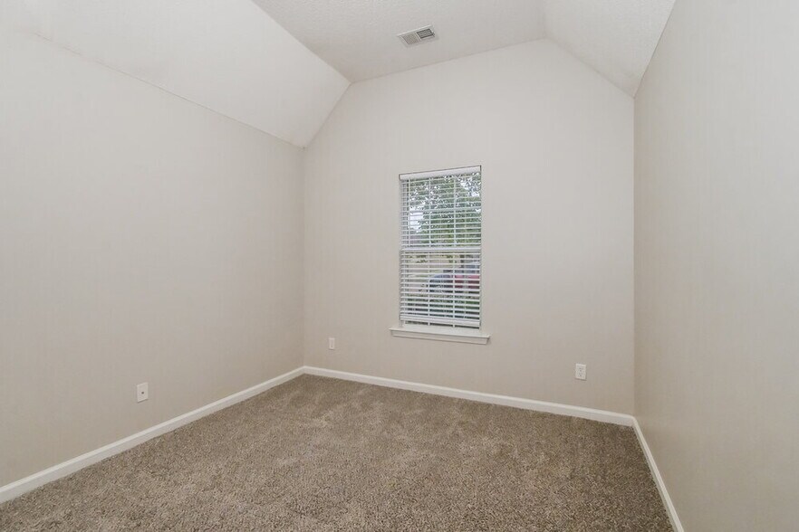 Building Photo - 87 Wren St