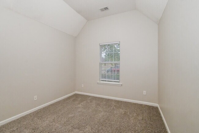 Building Photo - 87 Wren St