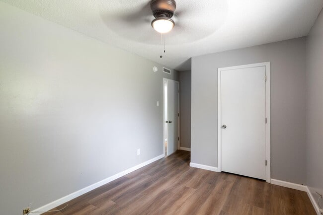 Building Photo - 2601 E Oakbrook Dr