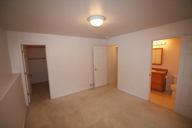 Building Photo - 4 Bedroom Eagle River Home!