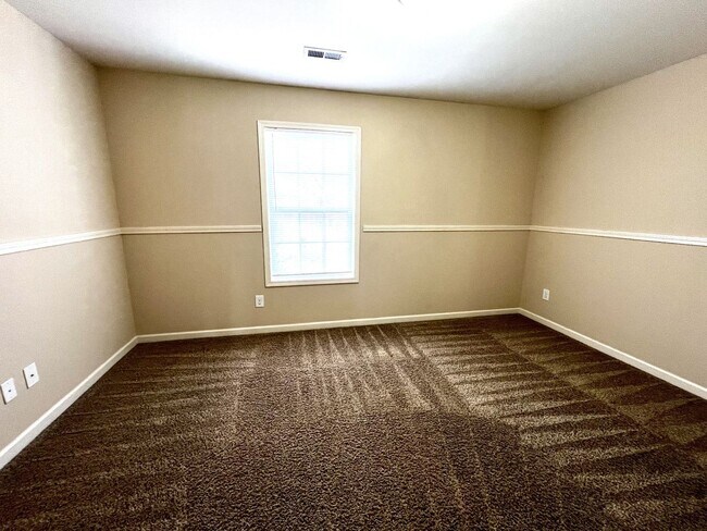 Building Photo - 2 Bedroom 1.5 Bath Townhome